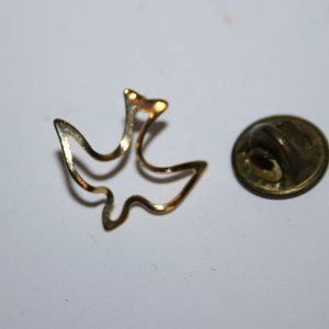 Beautiful gold dove lapel pin .75"